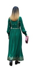 jeune femme vue de dos en robe longue verte à motifs dorés tenant une pochette, cheveux mi-longs dégradés blond et noir, style élégant et traditionnel, promenade d'été