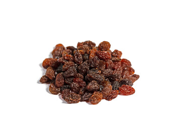 Getrocknete Weinbeeren vor weißem Hintergrund