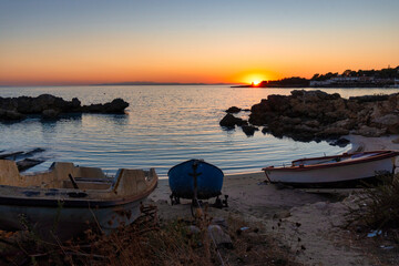 Porticciolo al Tramonto: Barche e Riflessi Dorati a Marina di Pulsano (Taranto)