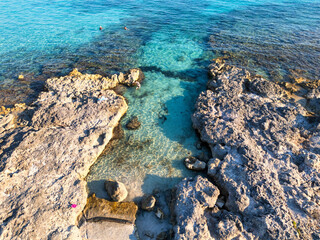 Estate e Relax: la scogliera della Marina di Lizzano vista dal drone alla golden hour