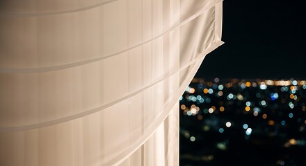 부드러운 커튼 너머로 흐릿하게 빛나는 도시 야경, 아늑하고 따뜻한 분위기 연출