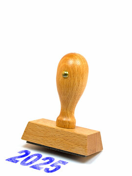 Holzstempel mit dem Aufdruck 2025 vor wei&szlig;em Hintergrund