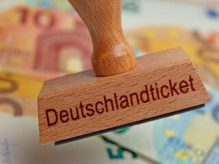 Holzstempel mit der Aufschrift „Deutschlandticket“