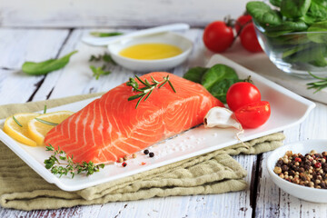 rohes Lachsfilet mit Kr&auml;utern auf wei&szlig;en Untergrung