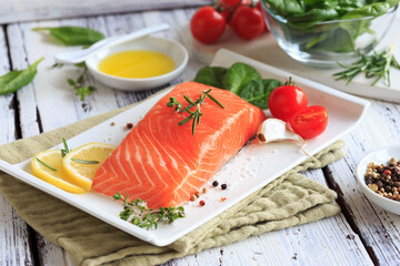 frischer Lachs mit spinat