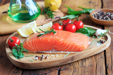 rohes Lachsfilet mit oil und Gew&uuml;rzen