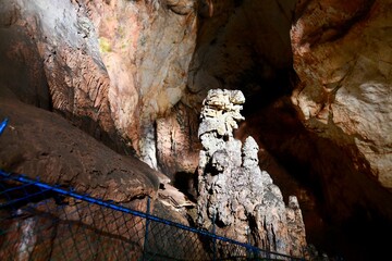 山口の観光地の秋芳洞と秋吉台