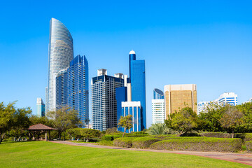 Obraz premium Corniche Park and Abu Dhabi city skyline in United Arab Emirates