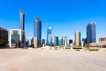 Obraz premium Al Musallah Mosque Prayer Hall and Abu Dhabi skyline