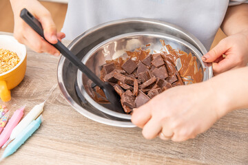 チョコレートを湯煎で溶かす