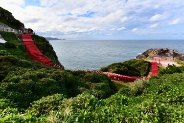 日本の山口の赤の鳥居の元乃隅神社