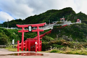 日本の山口の赤の鳥居の元乃隅神社