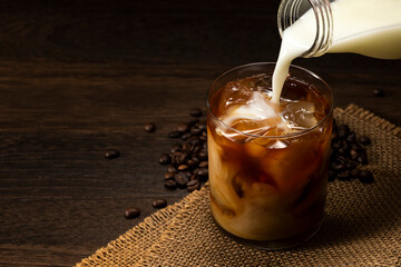 珈琲にミルクを混ぜる