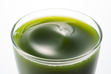 透明のグラスに青汁のアップ