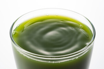 透明のグラスに青汁のアップ