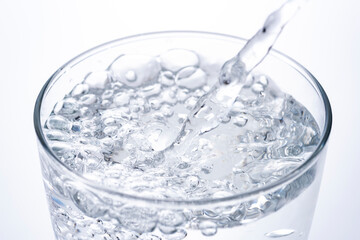 グラスに水を注ぐ