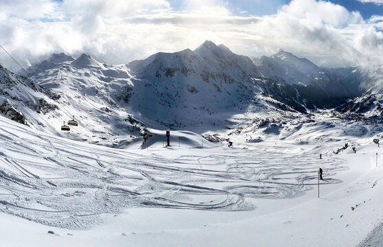 Fototapeta Panorama of winter mountain landscepe with ski slope in Autria Alps, Obertauern