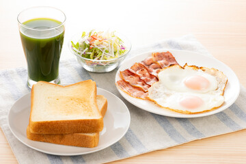 朝食と野菜ジュース