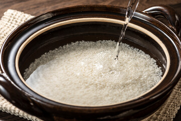 お米に水を注ぐ