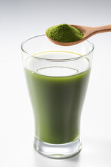 青汁を水に溶かす