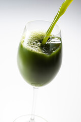 青汁をグラスに注ぐ