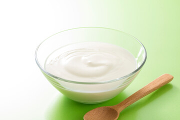 ヨーグルトと木のスプーン