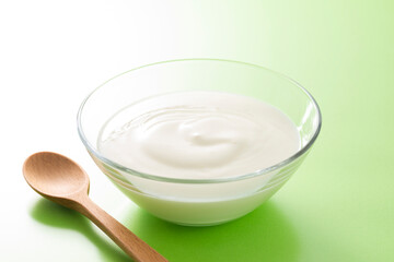 ヨーグルトと木のスプーン