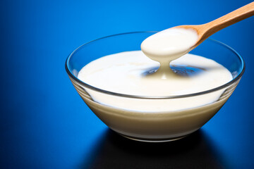 ヨーグルトを食べる