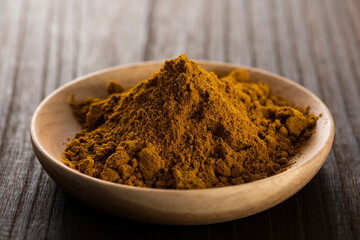 木の器にカレー粉