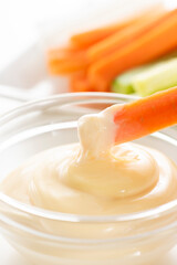 人参にマヨネーズをつける