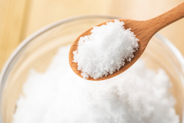スプーンで砂糖を加える