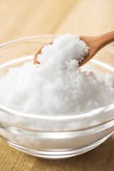 スプーンで砂糖を加える