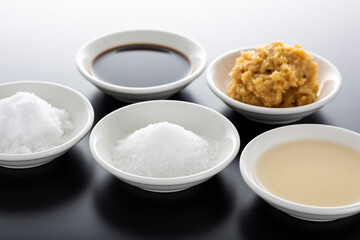 調味料 さしすせそ 黒背景