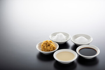 調味料 さしすせそ 黒背景