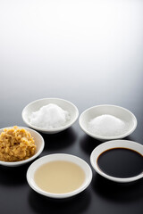調味料 さしすせそ 黒背景