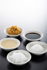 調味料 さしすせそ 黒背景