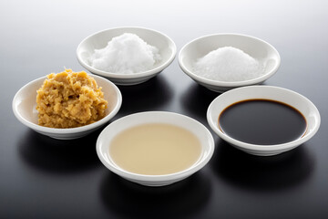 調味料 さしすせそ 黒背景