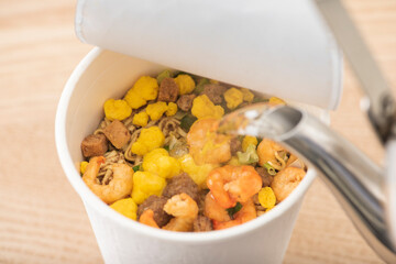 カップ麺にお湯を注ぐ