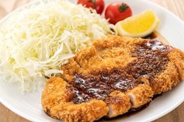 トンカツにソースをかける