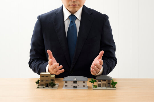 建築模型とビジネスマン