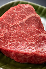 皿にのせたランプ肉