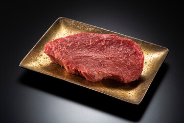 皿にのせたランプ肉