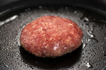 ハンバーグを焼く