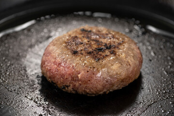 ハンバーグを焼く