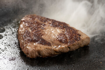 ステーキを焼く