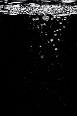 水中の気泡 黒背景