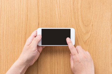 スマートフォンを操作する ハイアングル