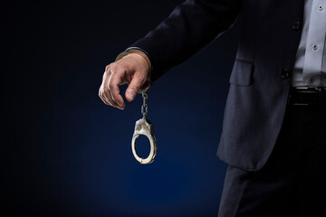 手錠とスーツの男性の手
