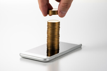 スマートフォンとお金 手 © TAGSTOCK2