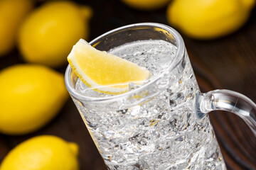 レモンを添えたレモン酎ハイ